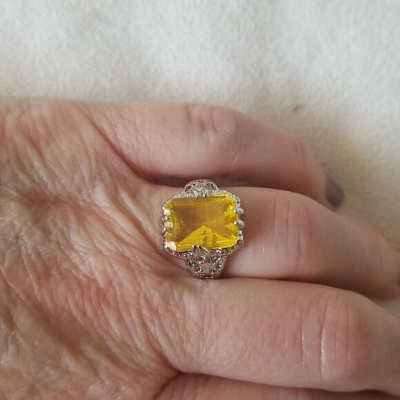 Size 9 clear yellow stone with silvertone band - Picture 6 of 7